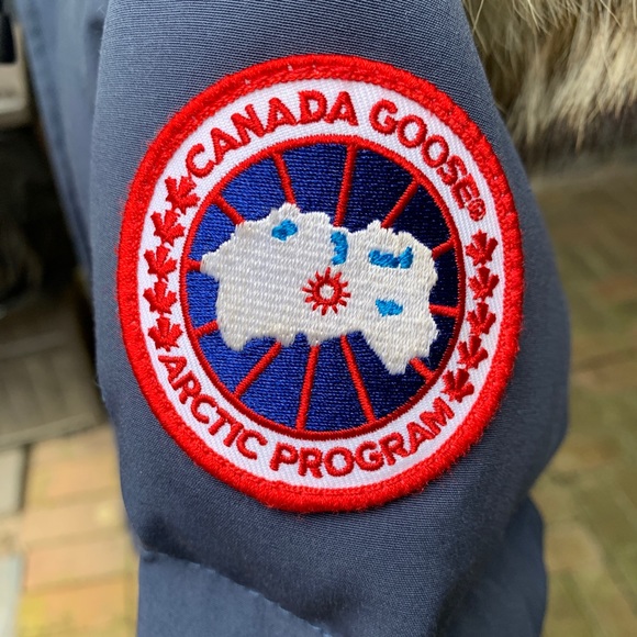 Canada Goode Shelburne Parka in Small in Blue - Picture 3 of 7